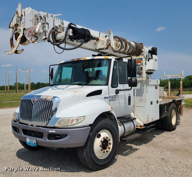 2013 International DuraStar 4300  digger derrick truck - LE9223