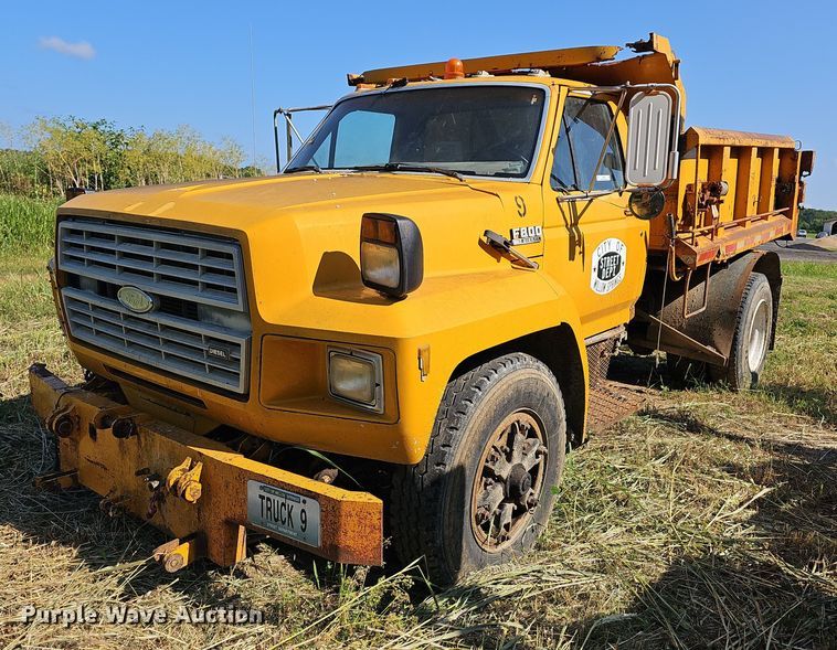 1991 Ford F800  dump truck - LW9719