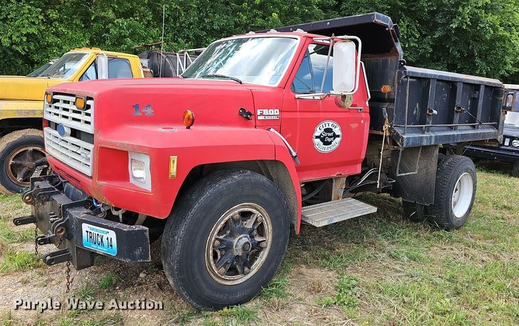1990 Ford F800  dump truck - LW9724