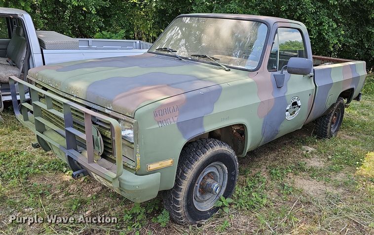 1986 Chevrolet D30  pickup truck - LW9726