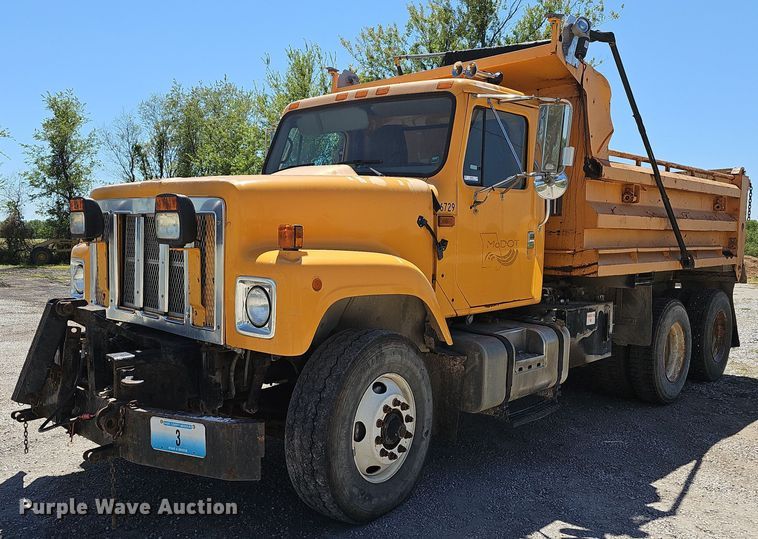 2002 International 2554  dump truck - MC9023