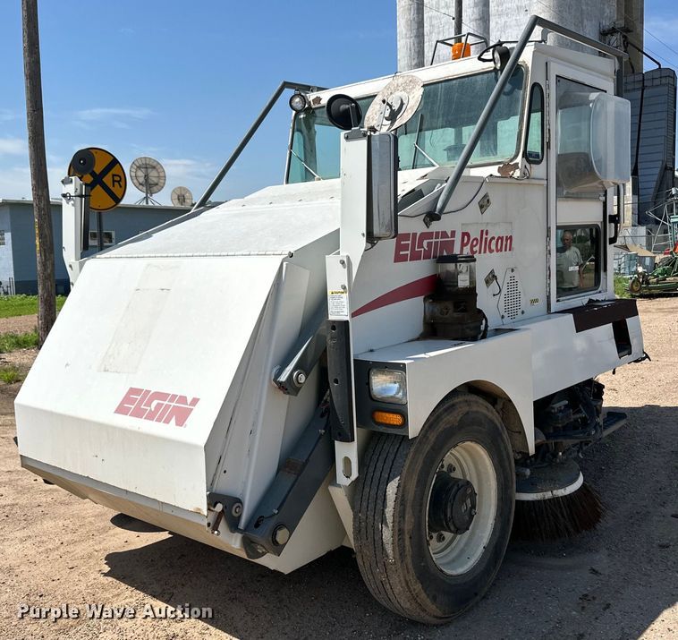 2007 Elgin Pelican  street sweeper truck - NE9024