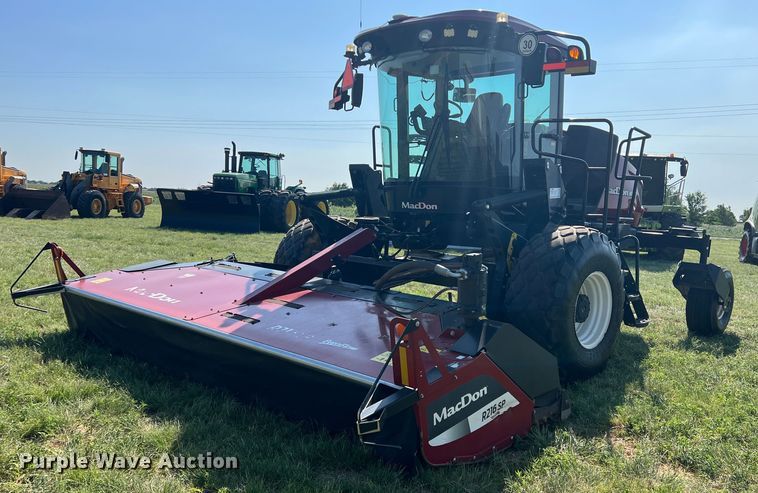 2019 MacDon M1240  swather / windrower - DN4669