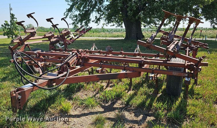 International 45  Vibrashank field cultivator - DO2826