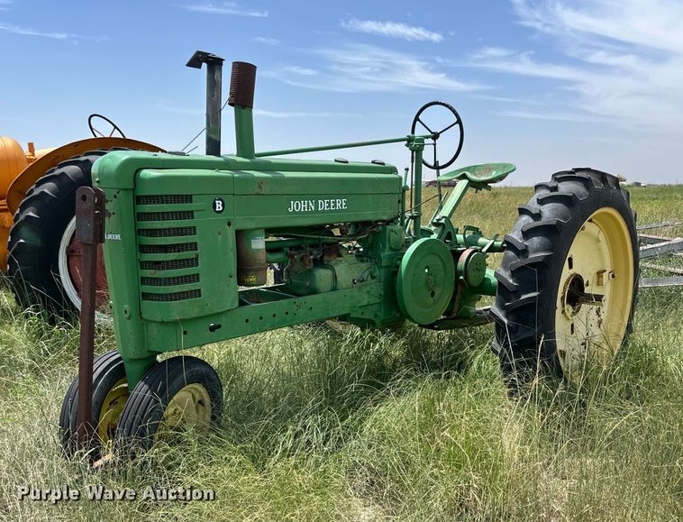 1944 John Deere B  tractor - KM9874