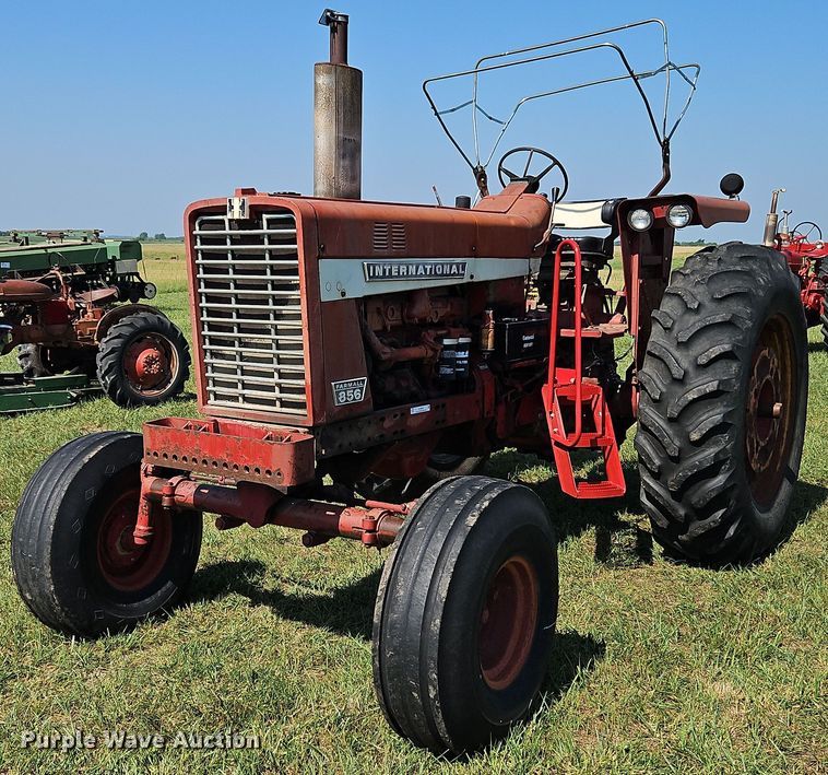 1968 International Farmall 856  tractor - LL9253