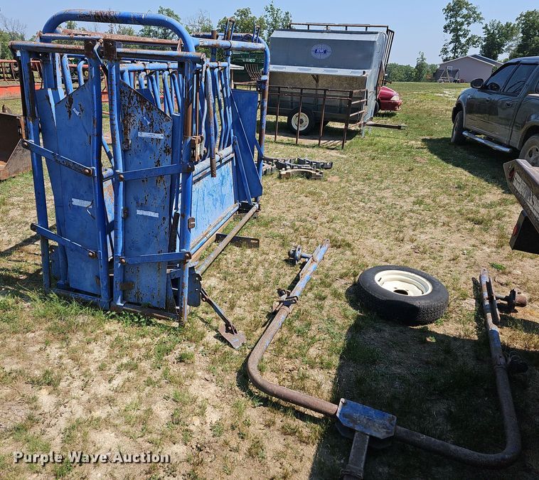 Priefert  livestock squeeze chute - LW9758
