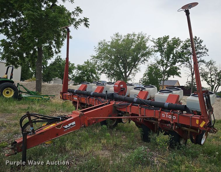 White Farm Equipment 5100  planter - MD9853