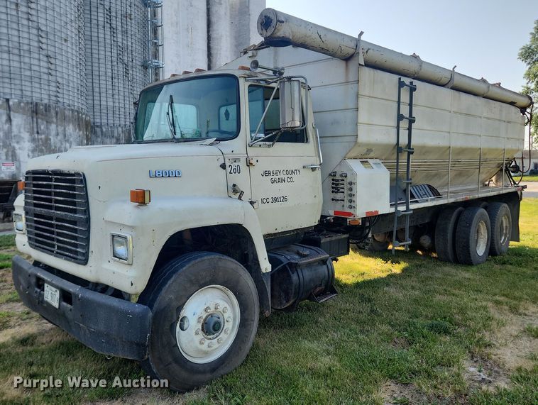 1988 Ford L8000  feed delivery truck - OK9550