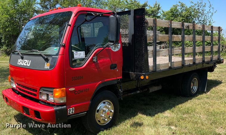 2005 Isuzu NPR  flatbed truck - DO2189