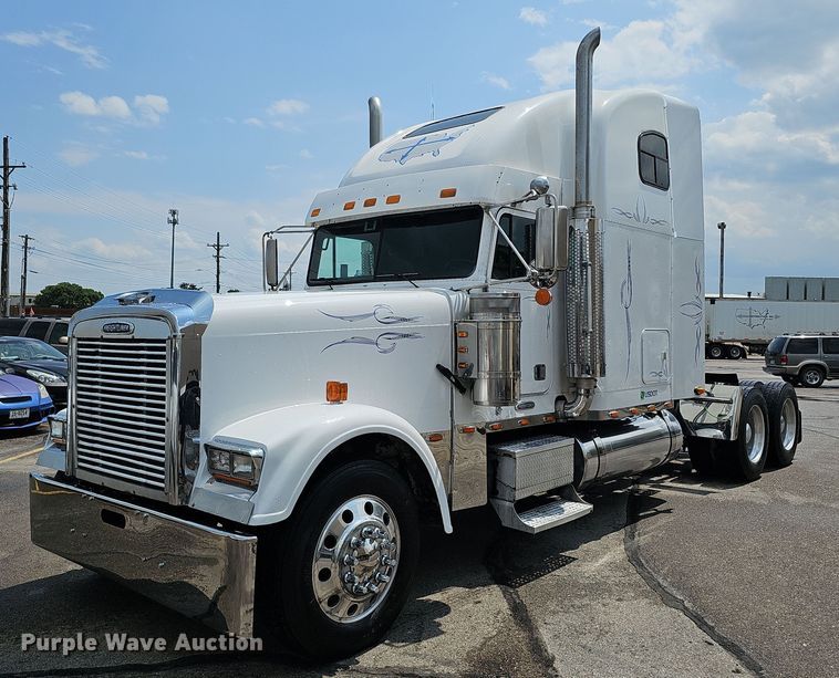 1999 Freightliner FLD120  semi truck - DO2821