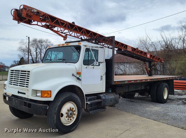 1993 International 4900  flatbed truck - DO3619