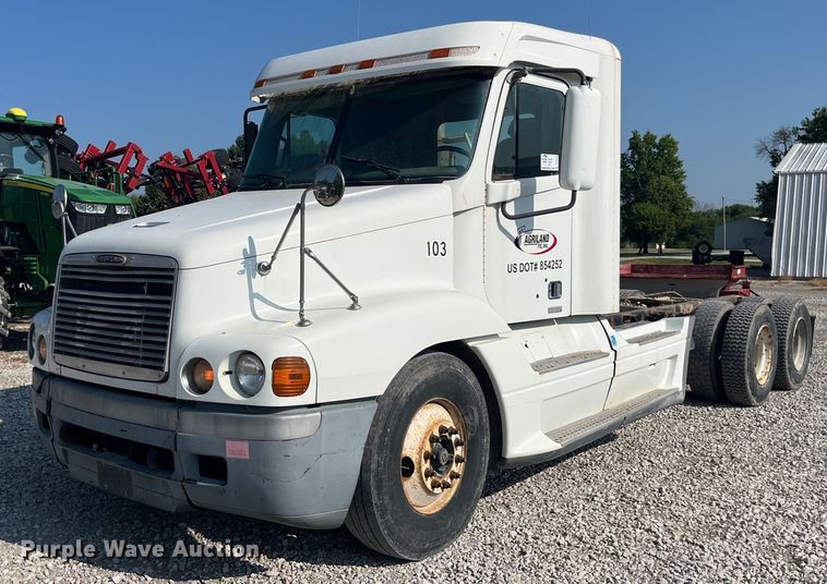 2000 Freightliner FLC120  truck cab and chassis - DP0520