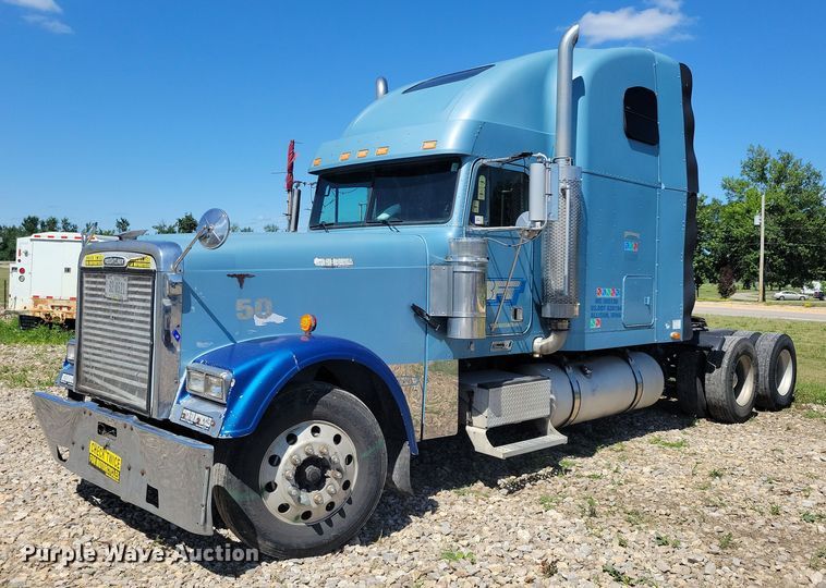 2002 Freightliner FLD120  semi truck - JO9276