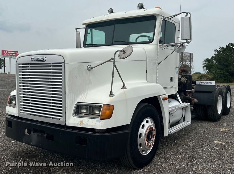 2001 Freightliner FLD  semi truck - KW9208