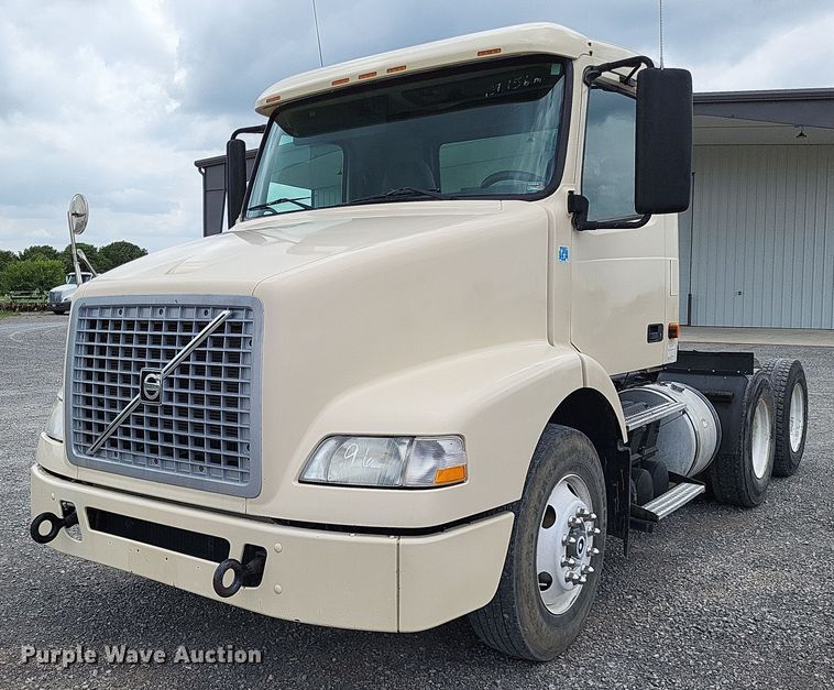 2014 Volvo VNM  semi truck - LS9562