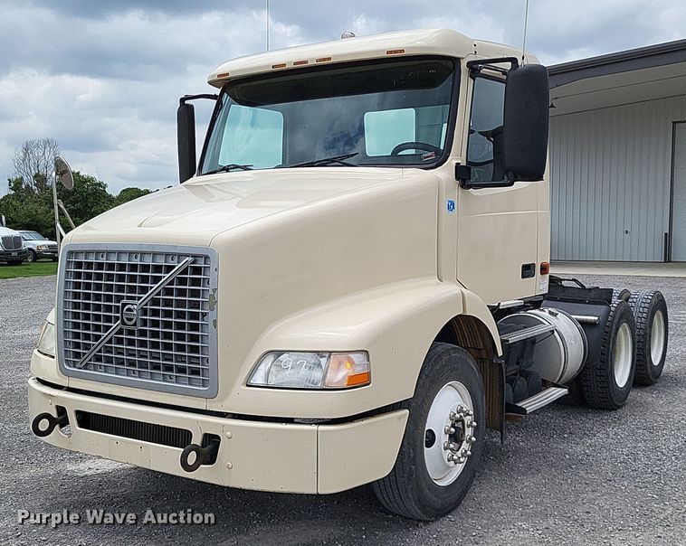 2006 Volvo VNM  semi truck - LS9563