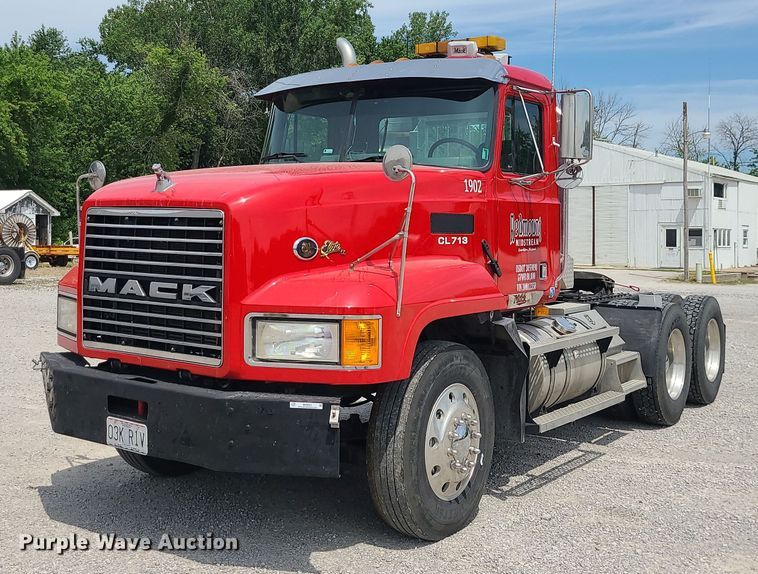 2003 Mack CL713  semi truck - MO9922