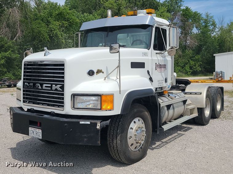 2003 Mack CL713  semi truck - MO9923