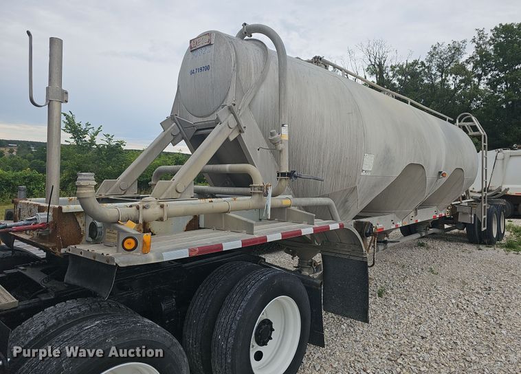 1997 Heil  pneumatic dry bulk trailer - NT9702