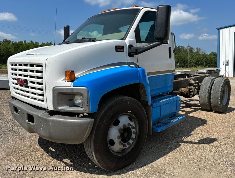 2003 GMC C7500  truck cab and chassis - OC9050