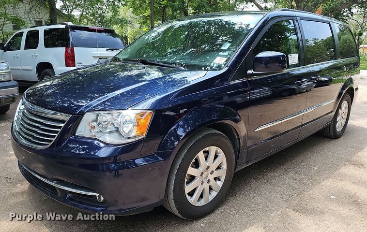 2016 Chrysler Town & Country  van - DO2912