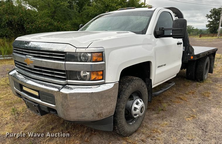 2015  Chevrolet 3500HD  flatbed pickup truck - OC9091
