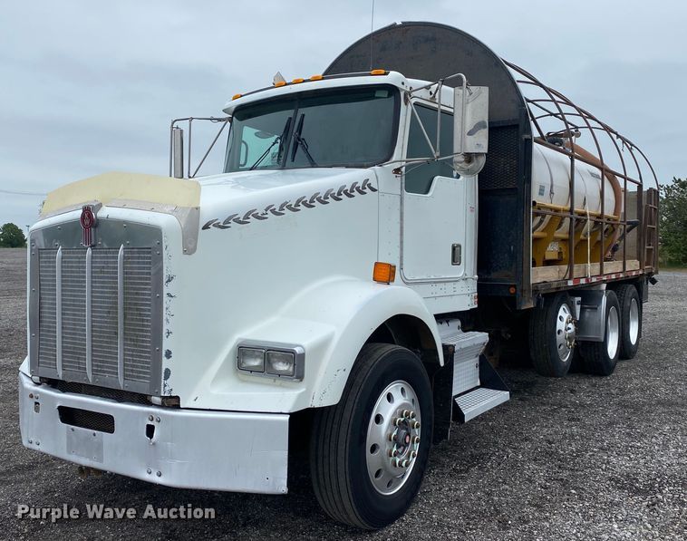 2000 Kenworth T800B  flatbed truck - KB9441