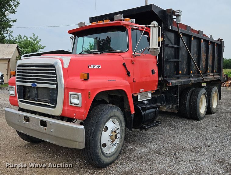 1995 Ford L9000  dump truck - LM9057