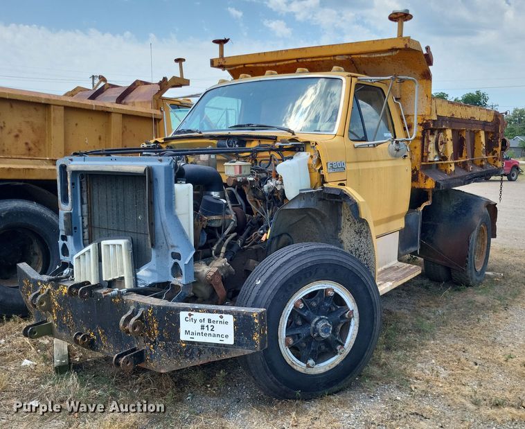 1988 Ford F800  dump truck - LS9574