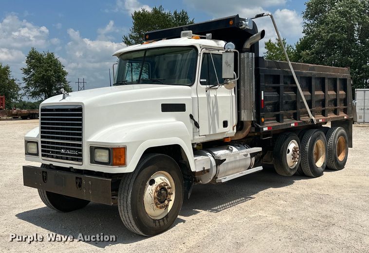 2001 Mack CH613  dump truck - MB9674