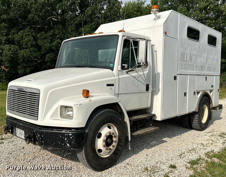 2002 Freightliner FL70  utility / service truck - OK9614