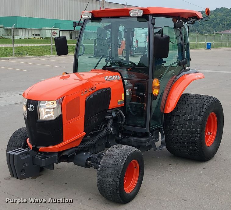 Kubota L6060  MFWD tractor - MG9534
