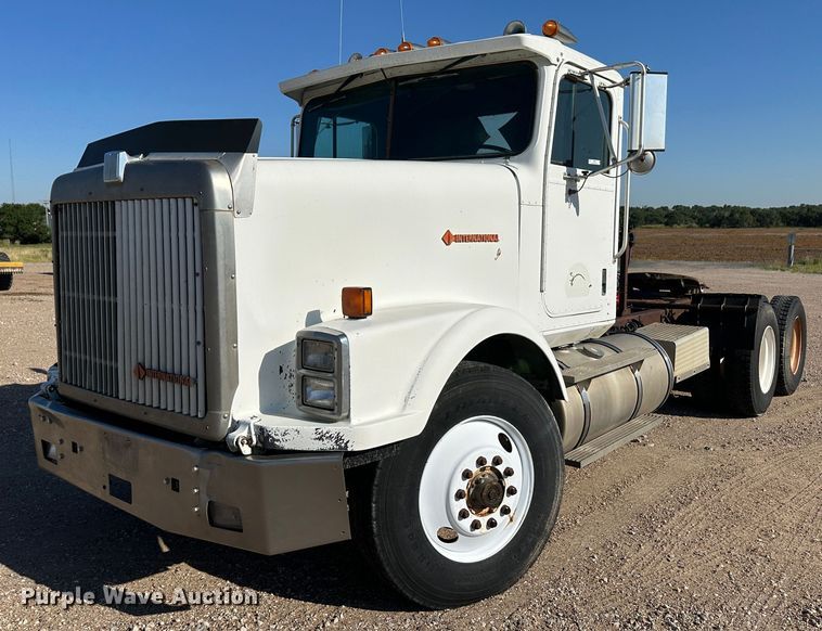 1988 International 9300  semi truck - NE9070