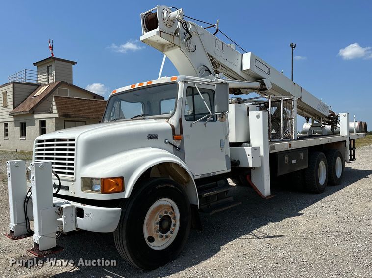 1997 International 4900  crane truck - OG9131