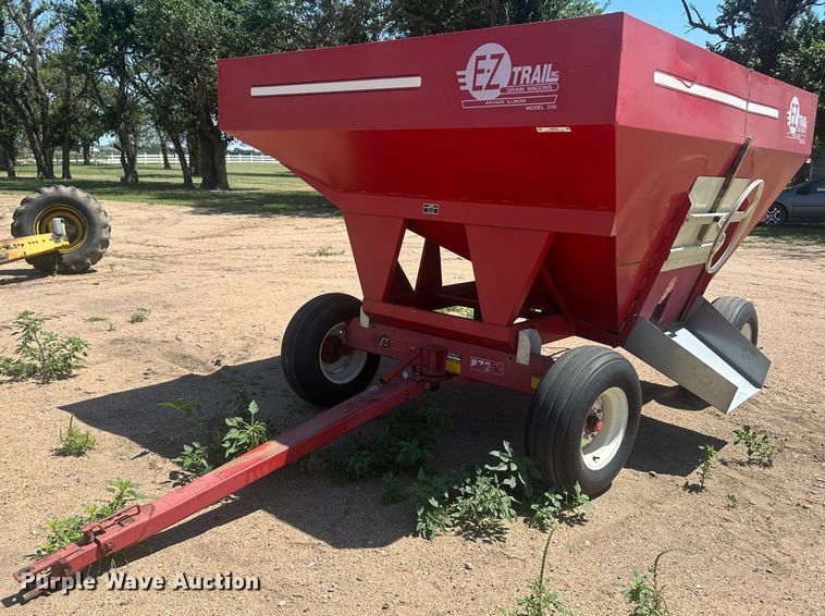 E-Z Trail 230  gravity wagon - NM9401