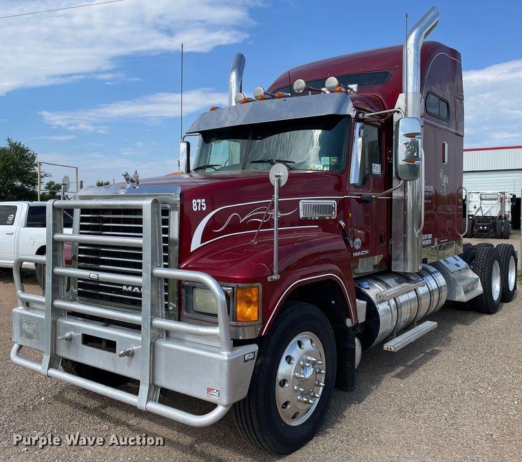 2011 Mack CHU613  semi truck - DN4702