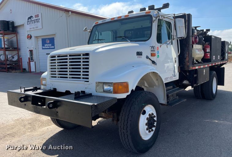 1995 International 4800  fuel / lube truck - DN4705