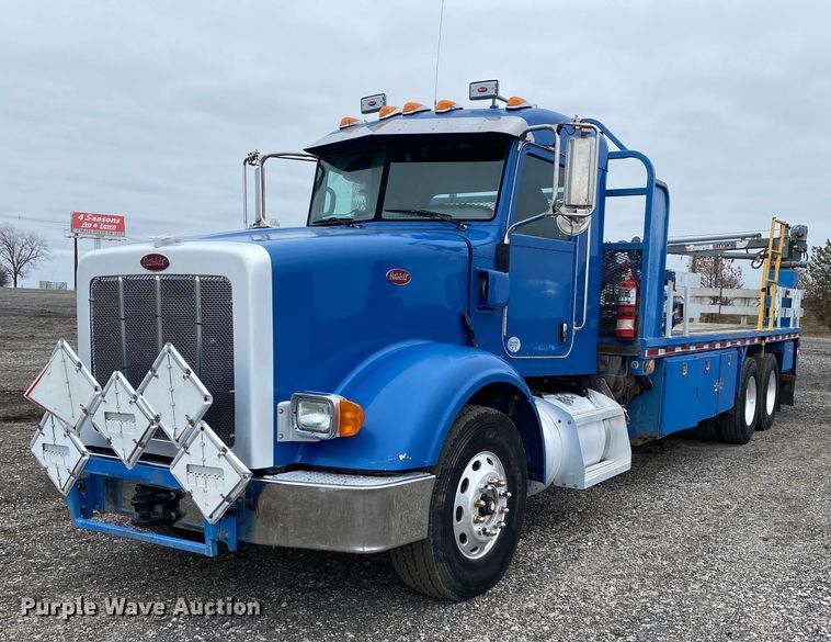 2013 Peterbilt 367  flatbed truck - JW9155