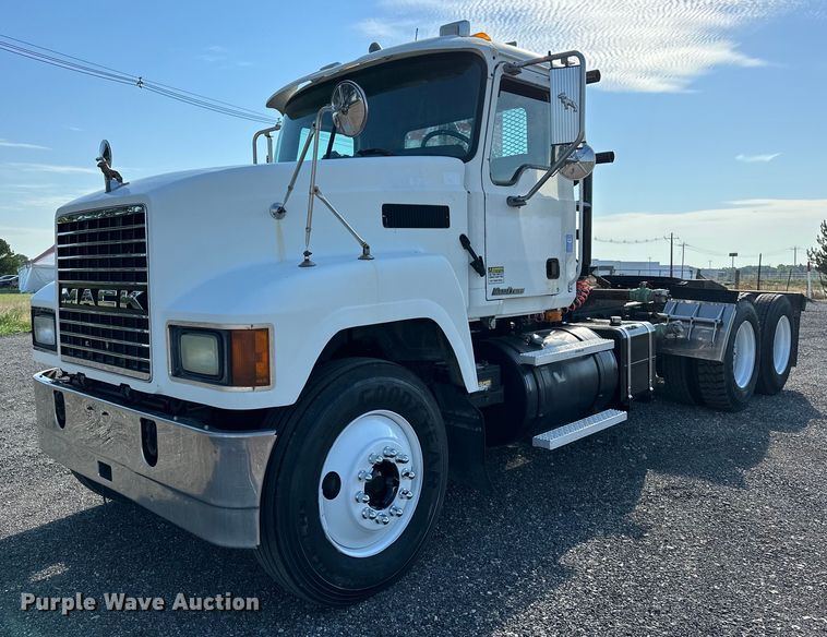2006 Mack CHN613  semi truck - KW9200