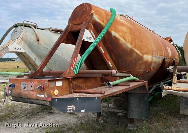 1971 Fruehauf  pneumatic dry bulk trailer - LB9019