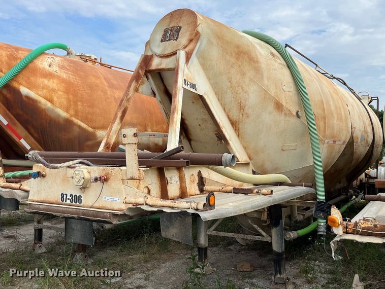 1968 Fruehauf  pneumatic dry bulk trailer - LB9020