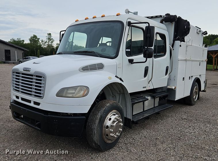 2010 Freightliner Business Class M2 106  utility / service truck - LM9052