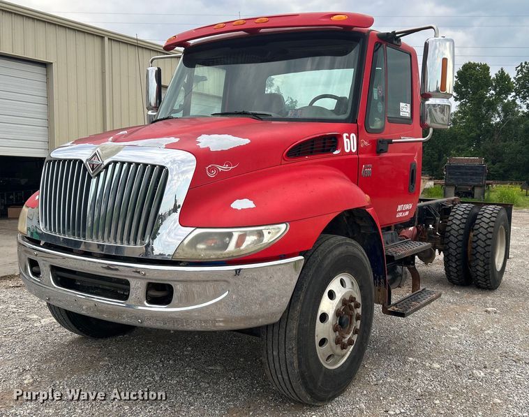 2007 International 4300  truck cab and chassis - DI7880