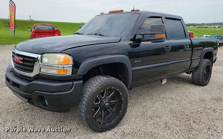 2003 GMC Sierra 2500  Crew Cab pickup truck - DN4026