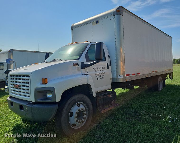 2004 GMC C7500  delivery truck - DN8611