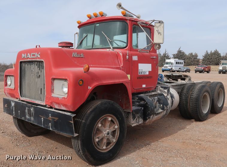 2000 Mack RD690S  semi truck - LM9858
