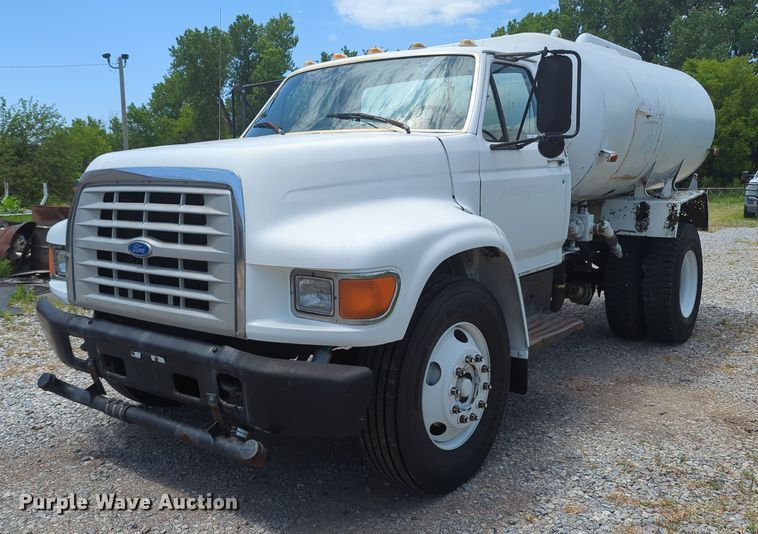 1998 Ford F800  water truck - MY9501