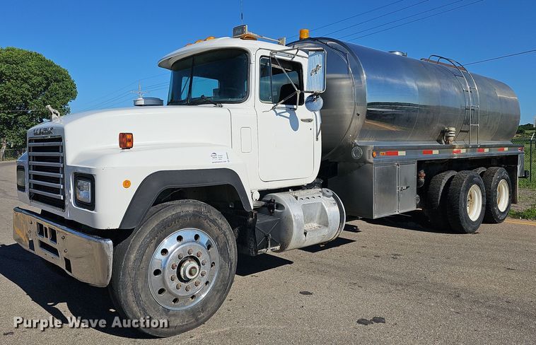1995 Mack RD690S  water truck - DN8568