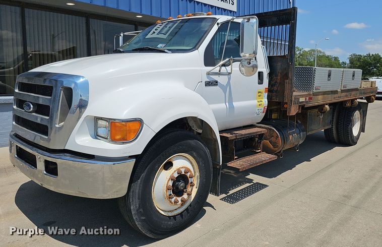 2005 Ford F750 Super Duty XL  flatbed truck - DO2866